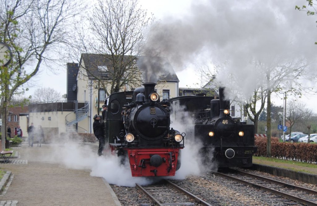 Lok 20  Haspe  Hersteller Jung Nr.:12783 Baujahr: 1956, passiert die abgestellte Lok 46 Hersteller Elsssiche Maschinenbau-Gesellschaft Grafenstader Nr.:4805 Baujahr 1897
in Schierwaldenrath