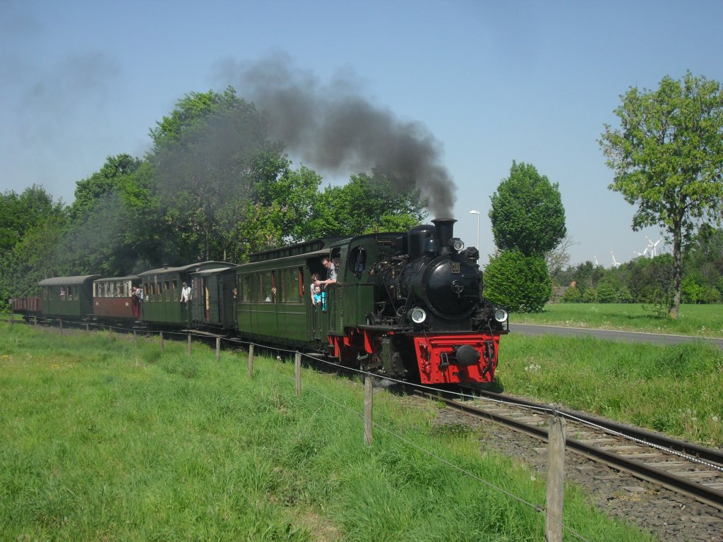 Lok 20 verlsst mit einem Personenzug den Bahnhof Schierwaldenrath. Aufnahmedatum 25.4.11.