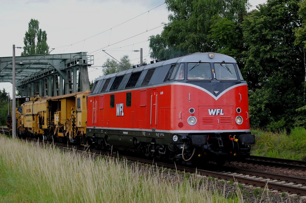 Lok 20 WFL mit einem Bauzug nach berquerung des Mittellandkanals bei Peine am 07.07.2011