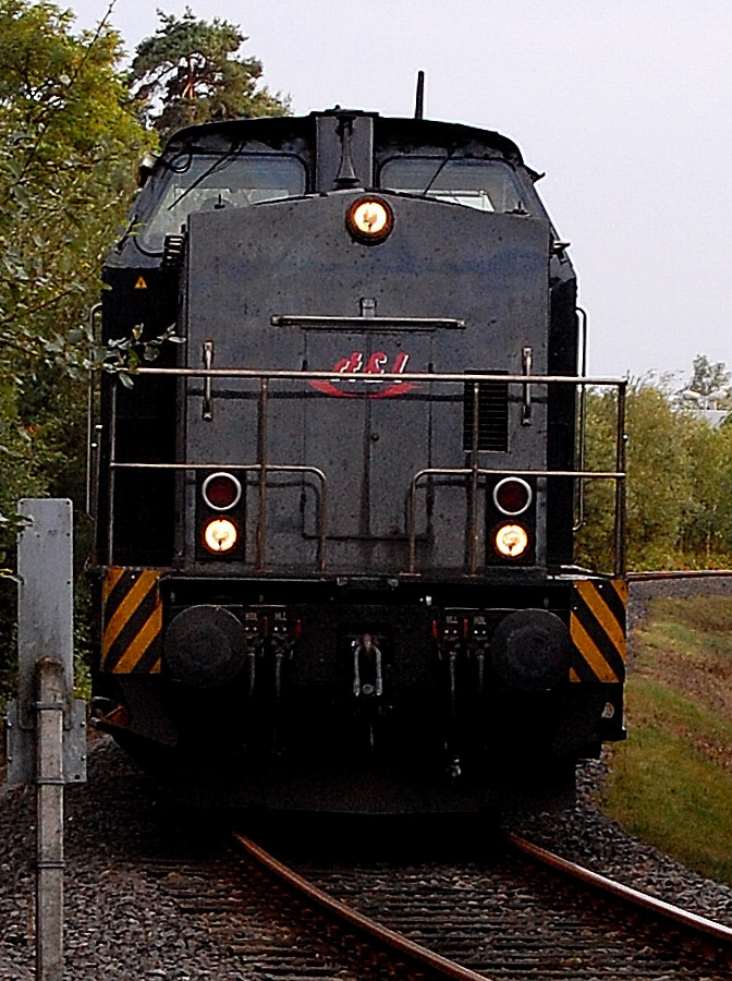 Lok 203 148-2 steht in Wildenrath am Bahnbergang und wartet auf den Fahrbefehl zum Eisernen Rhein. 6.9.2010
