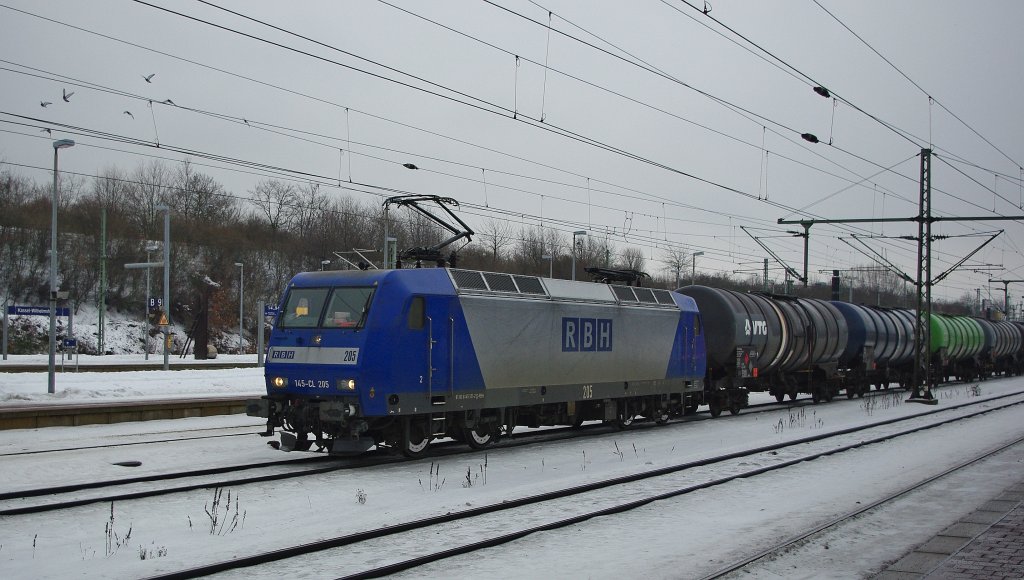Lok 205 (145-CL 205) der RBH mit einem Kesselwagenzug in Richtung Kassel Rbf. Aufgenommen am 06.01.2011 in Kassel Wilhelmshhe.