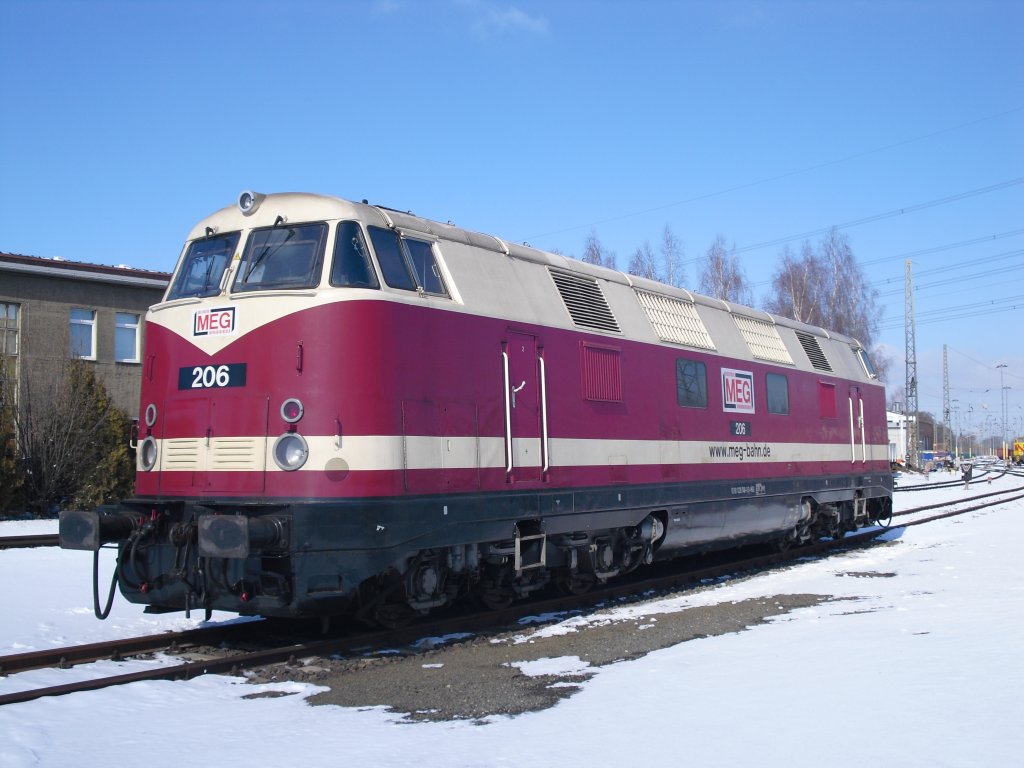 Lok 206 der MEG (228 748-0) sonnte sich in Bhlen bei Leipzig, am 07.03.10. Das Bild machte ich von einer Seiten Strae, die von der Werkstrae abgeht!