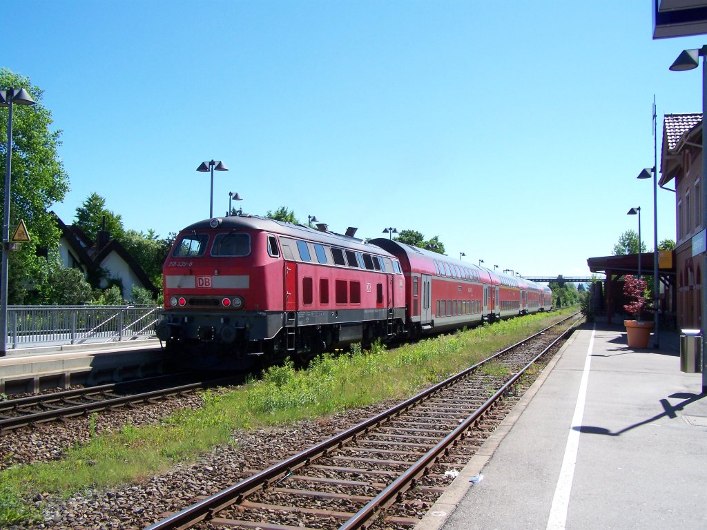 Lok 218-439 schiebt den RE nach Lindau aus dem Bahnhof Langenargen. 04-06-2011