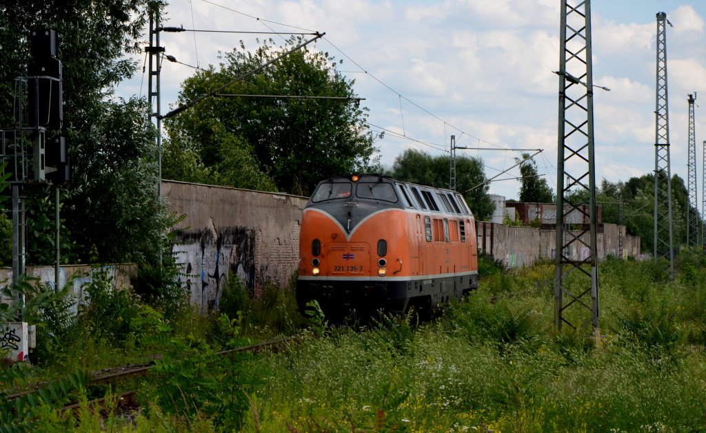 Lok 221 135-7 der Bocholter Eisenbahn bei der Durchfahrt durch die S-Bahn Station Porz (Rhein). Sie fhrt tatschlich auf Schienen und die Aufnahme stammt vom 12.07.2012. Wo ppiges Grn wuchert, befand sich frher der Bahnsteig des Bahnhofs Porz (Rhein). Ich habe das Bild einmal unter  Stimmungsbilder  einsortiert.