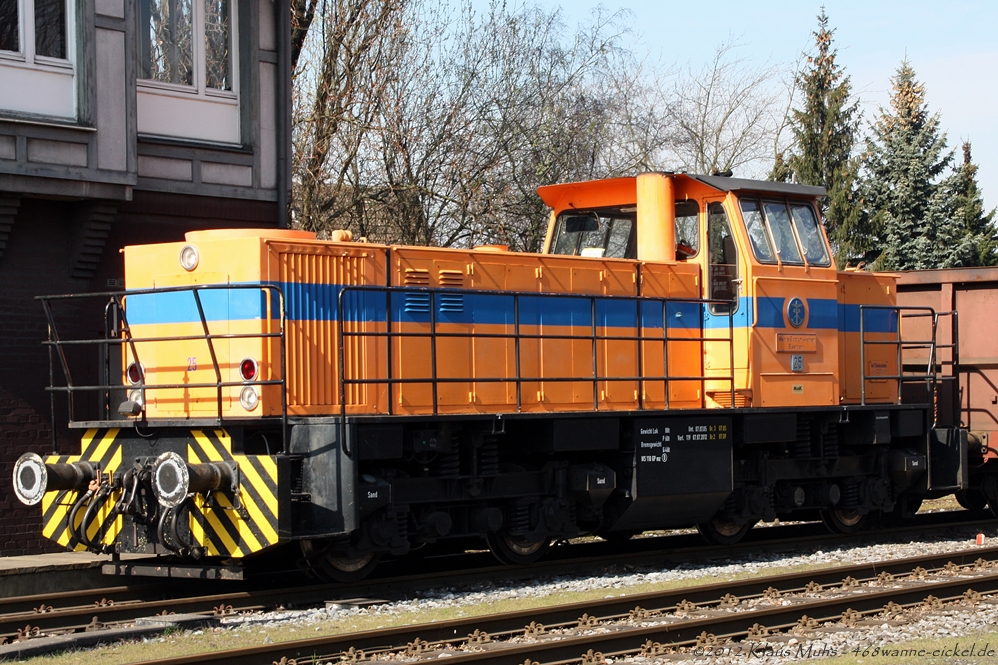 Lok 25 am Abzweig Wanne-Osthafen. Lokdaten: MaK G1202BB, 945kw, Nr.1000783, Baujahr:1979.  -  20.03.2012 Wanne-Eickel