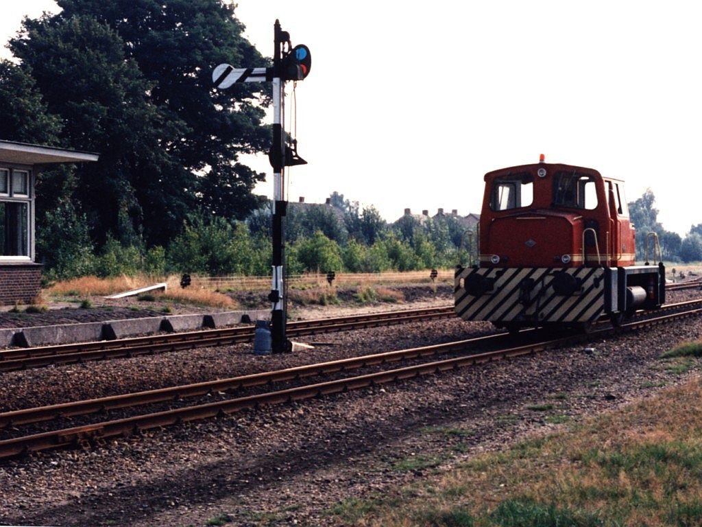 Lok 26821 (typ: MB 280 N, Orenstein & Koppel) bei altes Formsignal auf Bahnhof Budel-Schoot am 4-8-1988. Bild und scan: Date Jan de Vries.