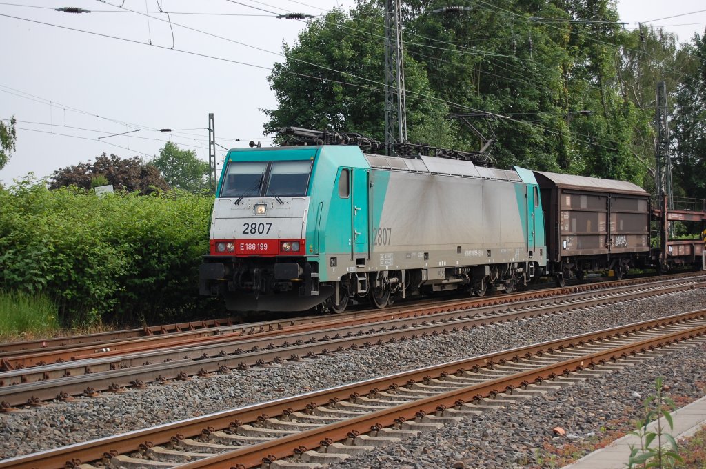 Lok 2807 der SNCB mit einem Gterzugmix bei der Einfahrt in Rheydt Hbf von Aachen kommend am 27. Mai 2010.