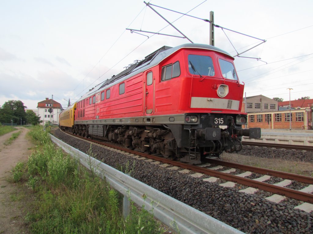 LOK 315 der MEG mit einem Messzug am 22.06.2011 im Bahnhof von Schwerin HBF