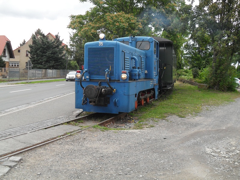 Lok 35 fhrt am 15.09.2012 mit ihrem Personenzug, welcher als Zubringer zu den Fotostellen eingesetzt war in Benndorf ein.