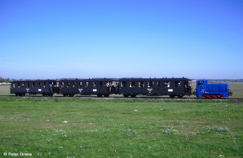 Lok 35 vom Typ V 10C mit Sonderzug P 189 kurz vor dem Gleisdreieck Siersleben, Sonderfahrten anlsslich Jubilum 130 Jahre Mansfelder Bergwerksbahn, 750mm Spurweite, fotografiert am 02.10.2011 --> Die Lok wurde 1962 vom Lokomotivbau  Karl-Marx  in Potsdam-Babelsberg gebaut.