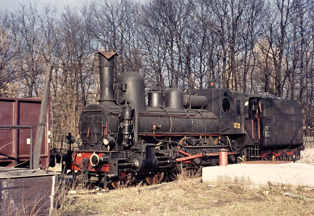 Lok 372 (Reihe 17c der Sdbahn) wartet um 1975 in Strasshof auf bessere Zeiten.