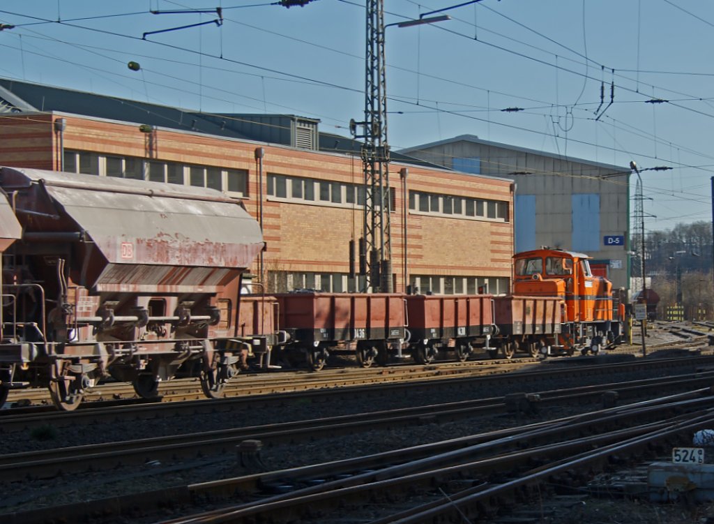 Lok 4 (ERNA) der Deutschen Edelstahlwerke (DEW), zuvor Edelstahlwerke Sdwestfalen schieb mit Schrott beladene Werkswagen auf den Werksgleisen am 19.03.2011 in Siegen-Geisweid. 