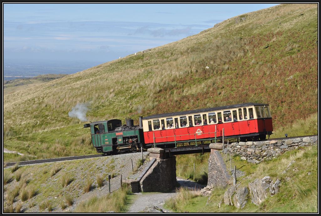 Lok 4 kreuzt den Wanderweg zum Mount Snowdon. (06.09.2012)