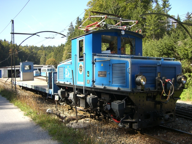 Lok 4 mit GW 2 beim Rangieren im BW Grainau am 27. Sep. 2009