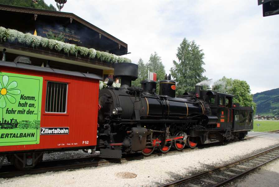 Lok 4 der Zillertalbahn vor Abfahrt von Mayrhofen in Richtung Jenbach am 08.09.2010