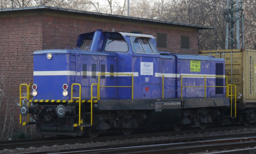 Lok 40 der Wincanton Rail GmbH (212 903), die einen groen Teil der Gterzge in /vom Mannheimer Hafen transportiert, fhrt gerade am Mannheimer Hbf vorbei. (01.02.2012)