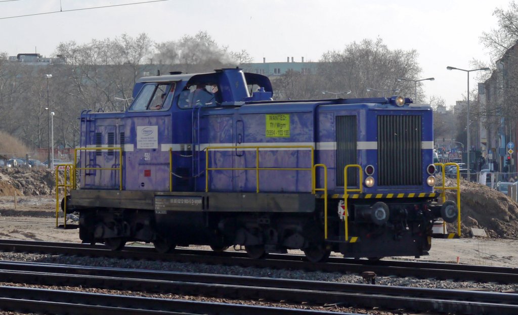 Lok 40 der Wincanton Rail GmbH (212 903) auf dem Weg in den Mannheimer Hafen (bei Mannheim Hbf, 09.03.12)