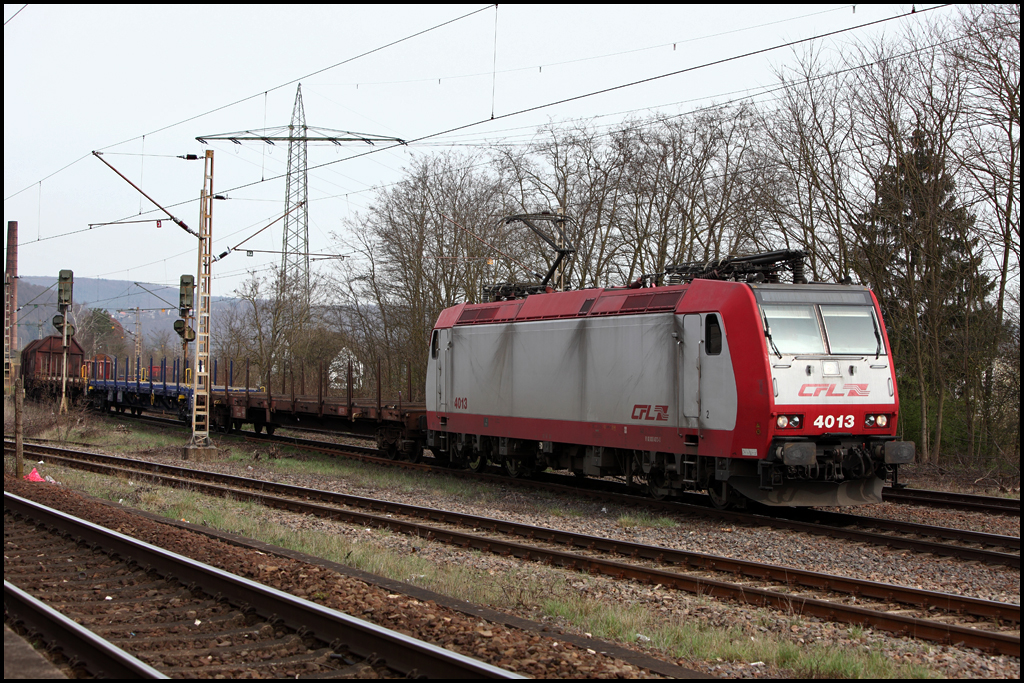 Lok 4013 hat in Erhang einen Gterzug bernommen und bringt ihn nach Luxembourg. (02.04.2010)