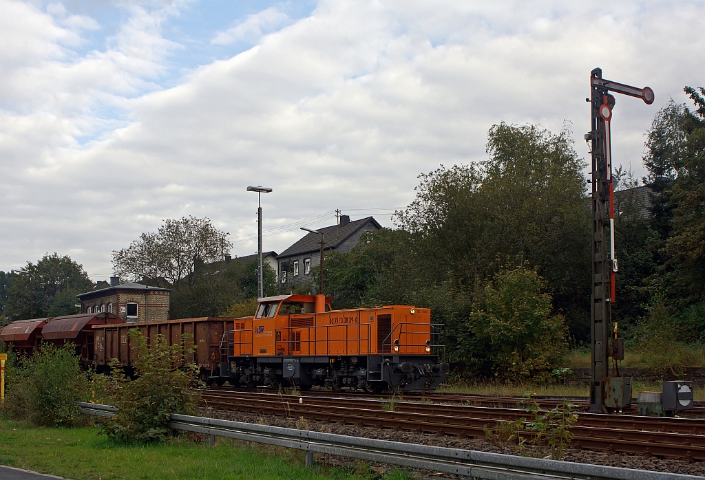 Lok 41 der Kreisbahn Siegen-Wittgenstein (KSW) ist am 23.09.2011 in Herdorf mit einem Gterzug zur bergabefahrt Richtung Betzdorf gerade losgefahren.  Die Lok ist eine MaK DE 1002, Baujahr 1988 (Fabr.-Nr. 1000832).