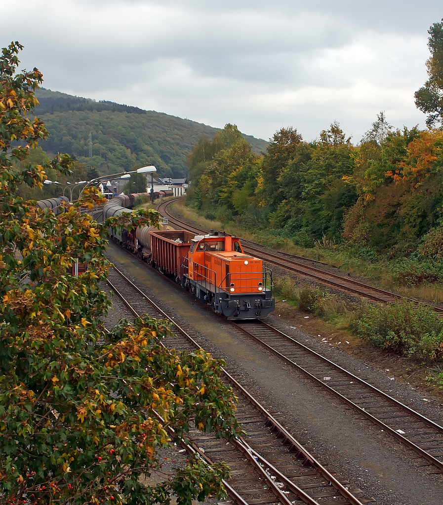Lok 41 der Kreisbahn Siegen-Wittgenstein (KSW) am 04.10.2011, auf KSW eigenem Rangierbahnhof, in Herdorf.  Sie steht mit einem Gterzug zur bergabefahrt, Richtung Betzdorf, bereit. Die Lok ist eine MaK DE 1002, Baujahr 1988.