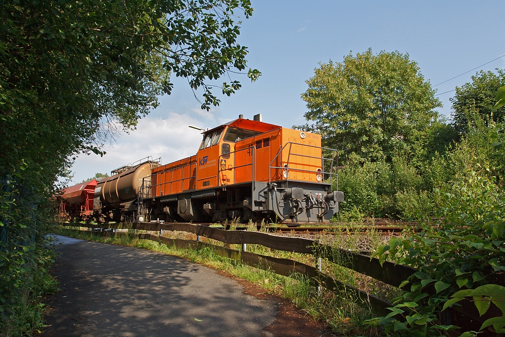 Lok 41 (MaK DE 1002) der Kreisbahn Siegen-Wittgenstein (KSW) fhrt am 01.07.2011 in Herdorf mit einem Gterzuges zur bergabefahrt in Richtung Betzdorf los.
