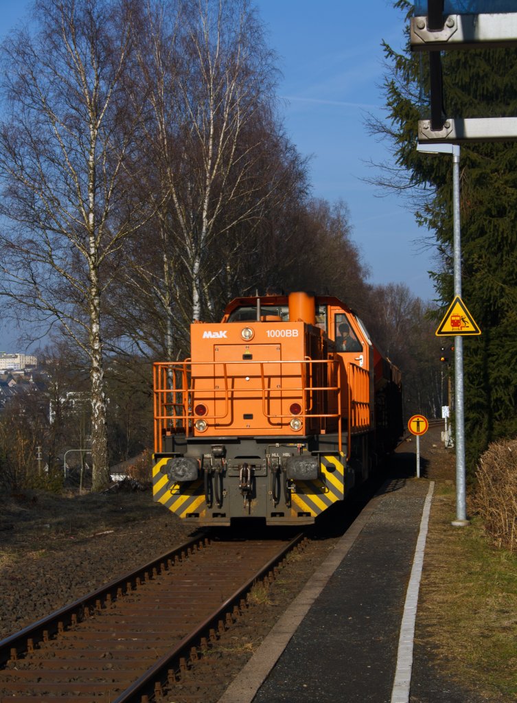 Lok 44 (MaK G 1000 BB) der Kreisbahn Siegen-Wittgenstein (KSW) mit 2 Gterwagen am 04.03.2011 in Neunkirchen-Altenseelbach, Sie kommt von Burbach auf DB Gleis und fhrt nach Herdorf, wo die KSW eine Gleisanlage betreibt. Dort werden dann kompl. Zge zusammengestellt.
