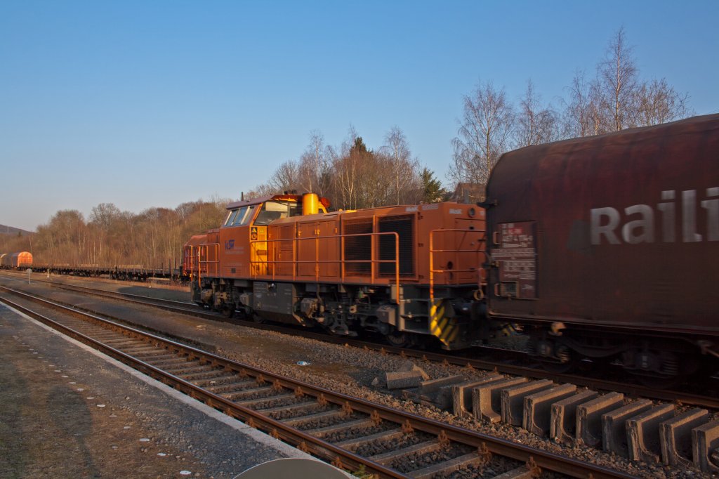 Lok 44 (MaK G 1000 BB) der Kreisbahn Siegen-Wittgenstein (KSW) kommt mit vollem Gterzug aus Richtung Betzdorf am 03.03.2011 in Herdorf (BF) fhrt mit voller Fahrt in Richtung KSW Rangierbahnhof. 