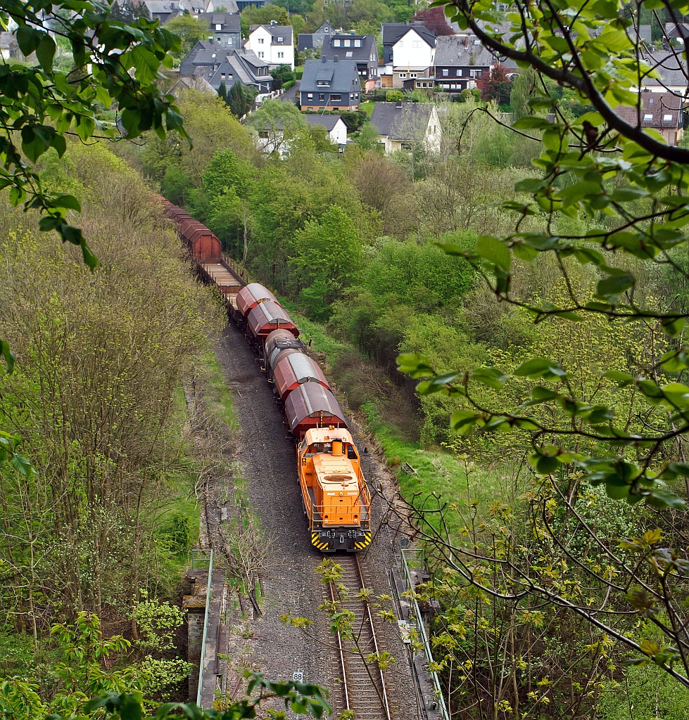 Lok 44 (MaK G 1000 BB) der Kreisbahn Siegen-Wittgenstein (KSW) mit Gterzug am 08.05.2012 auf bergabefahrt nach Betzdorf/Sieg, hier kurz vor dem Herdorfer Tunnel(Hellertalbahn KBS 462).
