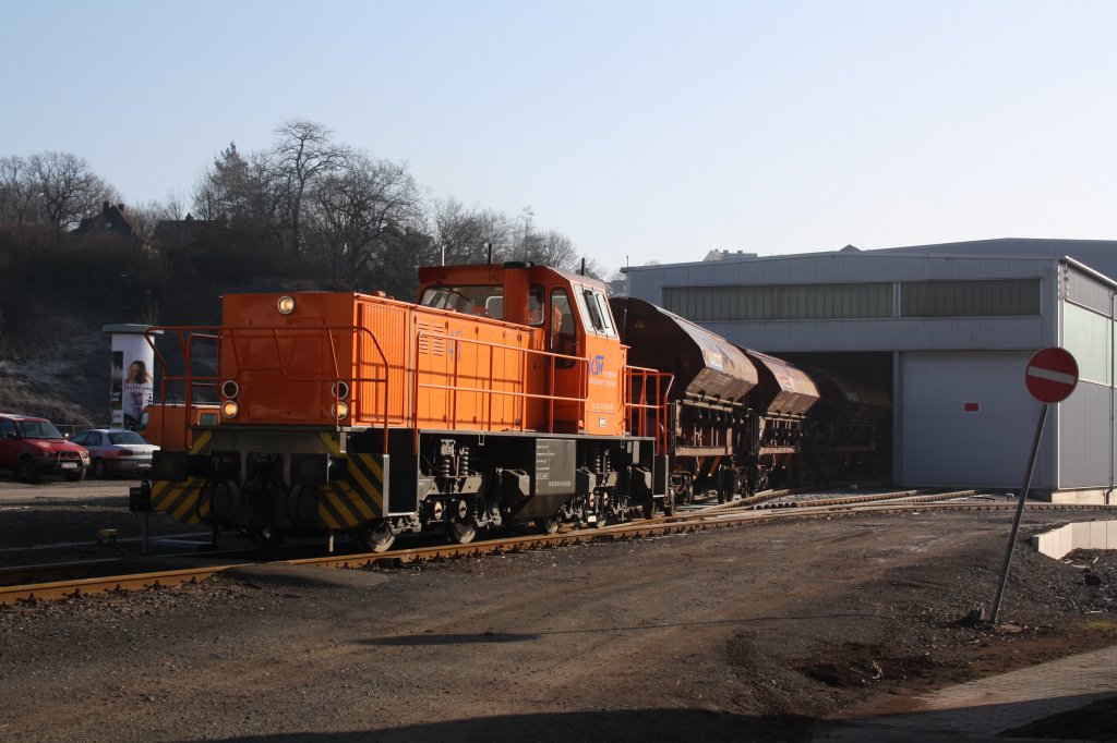 Lok 45 (MaK G 1204 BB) der  Kreisbahn Siegen-Wittgenstein (KSW) schiebt am 31.01.2011 drei Gedeckte Schttgutwagen in die KSW Lok- und Werkstatthalle.