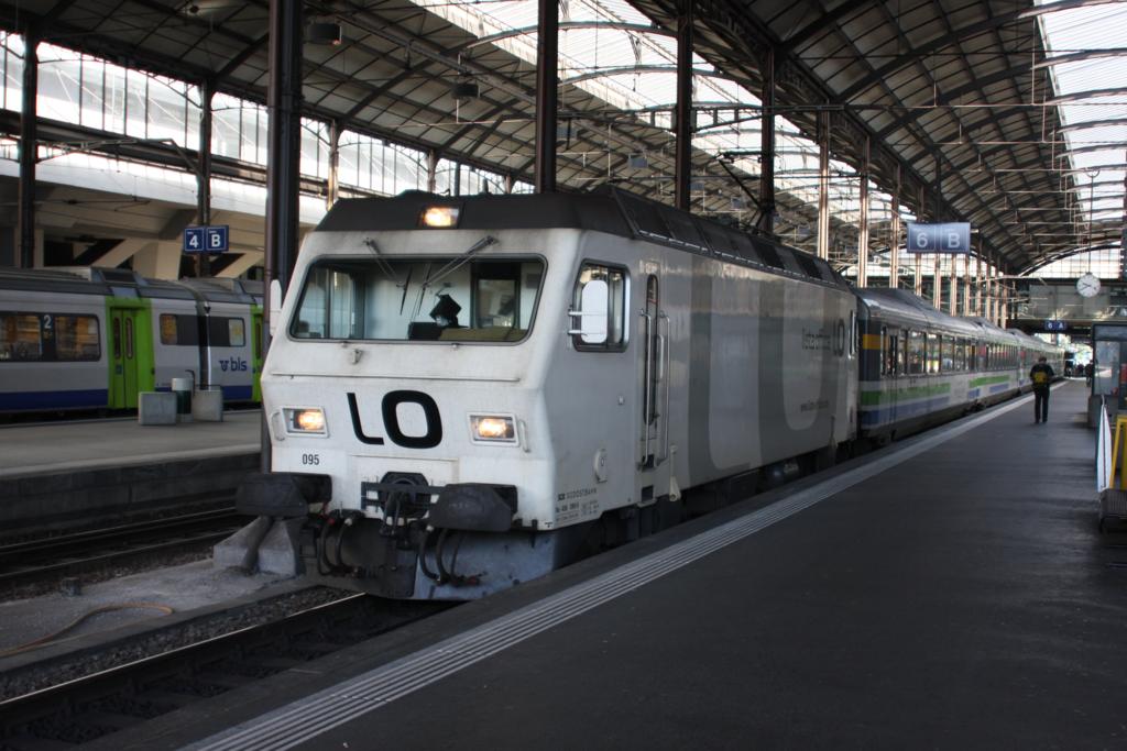 Lok 456095 LO der Sdostbahn steht abfahrbereit vor einem Zug am 17.5.2009
im Hauptbahnhof von Luzern.