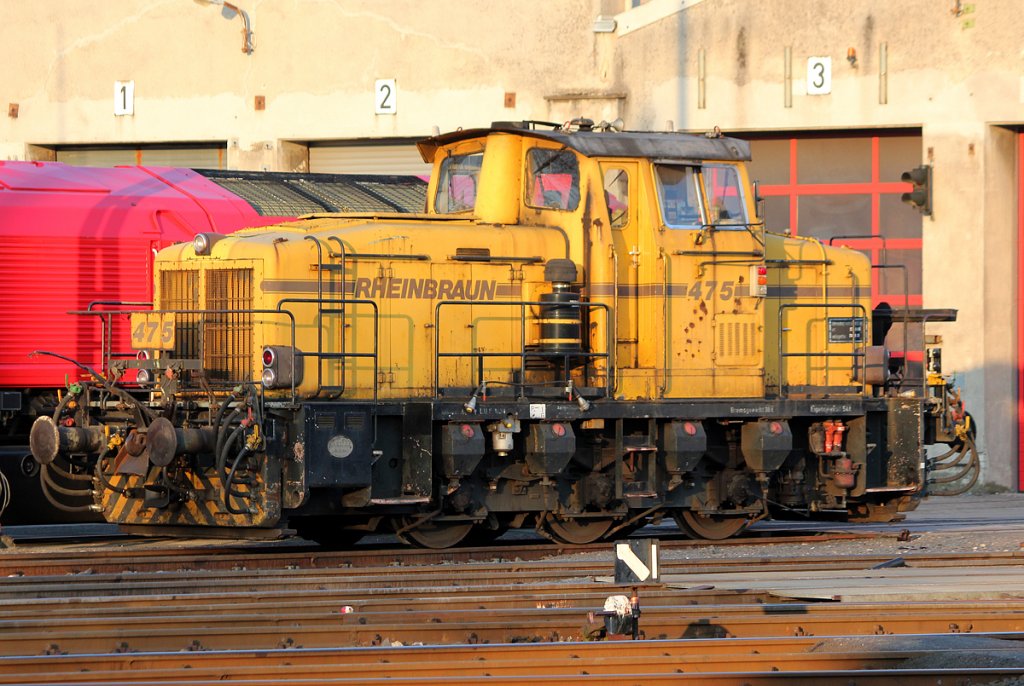 Lok 475 der Rheinbraun, eine Deutz MG 530C Bj.1963 , Fabrik-Nr. : 57626 vor den Hallen des HGK BW´s in Brhl Vochem am 02.04.2013, Fotostandpunkt ffentl. zugnglich (Kurfrstenstrasse)