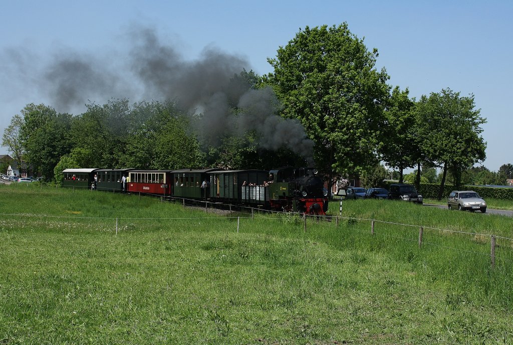 Lok 5 der IHS/TBR fuhr am 19.05.13 aus dem Bahnhof Schierwaldenrath.