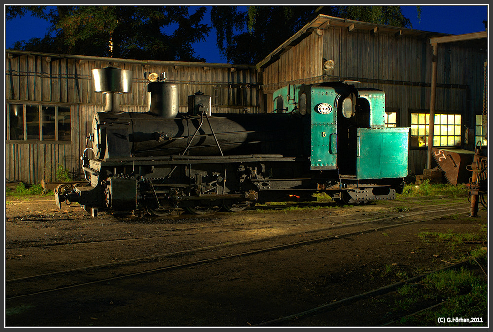 Lok 5 der Industriemuseumsbahn Mladejov bei der Nachtruhe vor dem Schuppen der Museumsbahn. Mladejov, 10.9.2011