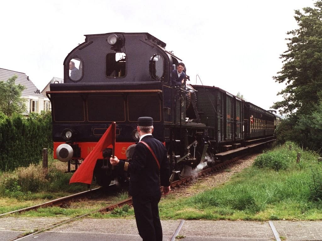 Lok 5 MBS mit Dampfzug 307S Boekelo-Haaksbergen in Haaksbergen am 1-6-2000. Bild und scan: Date Jan de Vries.
