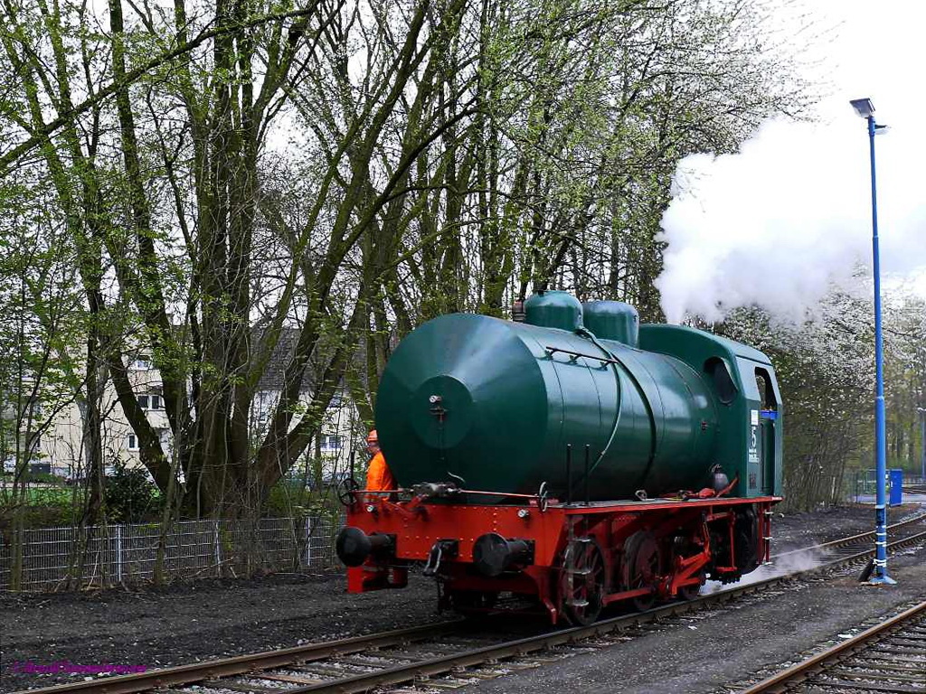 Lok-5  der Sasol-Chemie in Herne ist die letzte regelmig im Einsatz stehende dampfbetriebene Lok im Westen Deutschlands.
Es ist eine dreiachsige Dampfspeicherlok vom Typ Rheinbrikett.
Sie wurde 1958 bei Krupp unter der Fabriknummer 3330 gebaut.

2012-04-05 Herne 