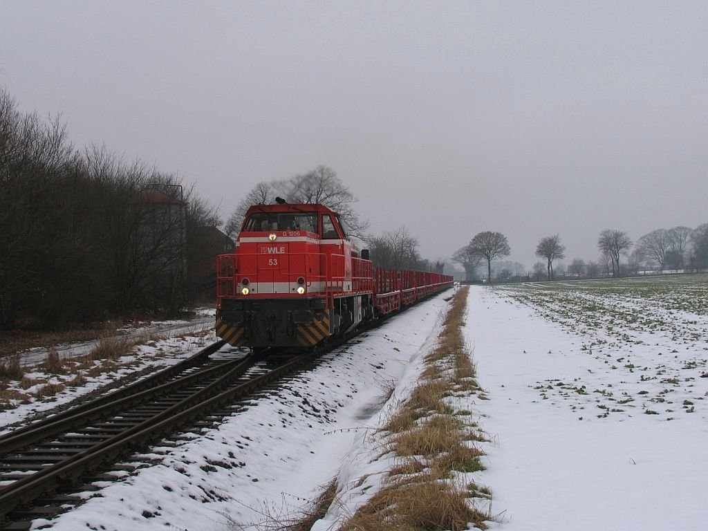Lok 53 (G1206) der Westflische Landeseisenbahn (WLE) auf die Strecke der Teutoburger Wald-Eisenbahn mit Gterzug KC64222 von Hanekenfhr nach Paderborn bei Lienen am 21-2-2010.