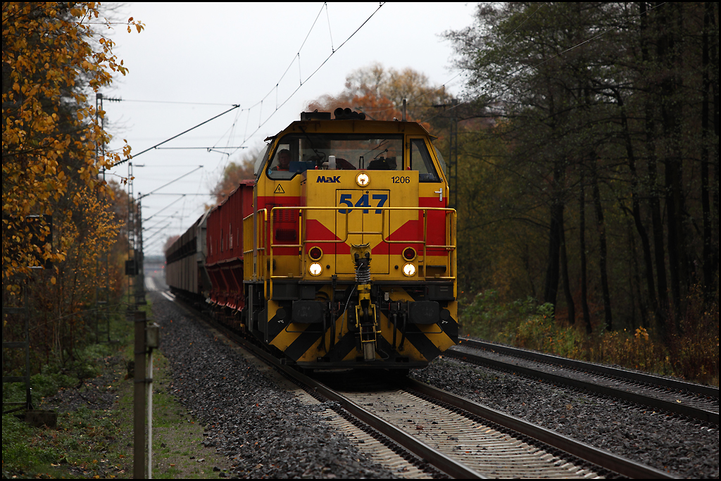 Lok 547 (G1206) der Eisenbahn und Hfen (EH) ist mit dem Hochofenschlackezug aus Dortmund-Obereving nach Oberhausen unterwegs. (04.11.2010)