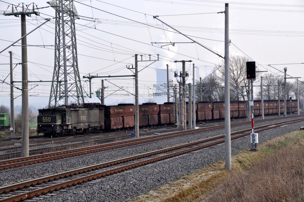 Lok 550 am Kohlekraftwerk Neurath (24.03.2012).