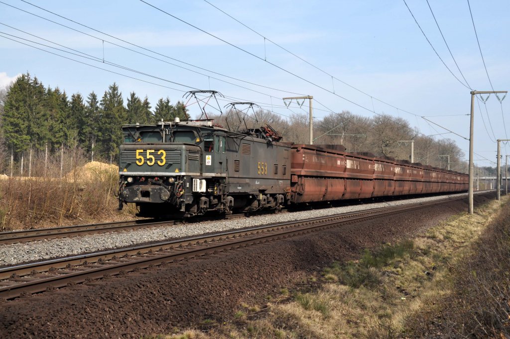 Lok 553 bei Kerpen/Buir aus Richtung Tagebaugebiet Hambach (24.03.2012)