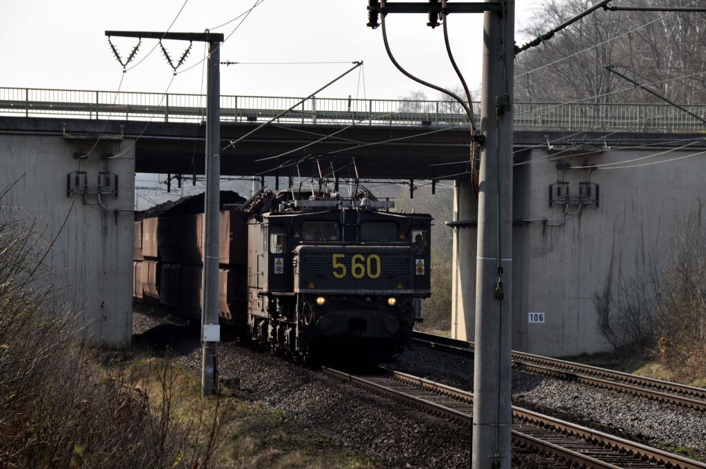 Lok 560 bei Kerpen/Buir aus Richtung Tagebaugebiet Hambach (24.03.2012)