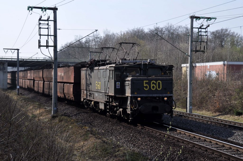 Lok 560 bei Kerpen/Buir aus Richtung Tagebaugebiet Hambach (24.03.2012)