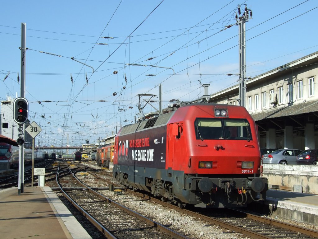 Lok 5614-1 der Baureihe LEVL 5600 fhrt im Gleisvorfeld des Lissabonner Bahnhofes Santa Apolonia zu den Gleisen, um an einen IC angekuppelt zu werden.
Lissabon, der 27.5.2010