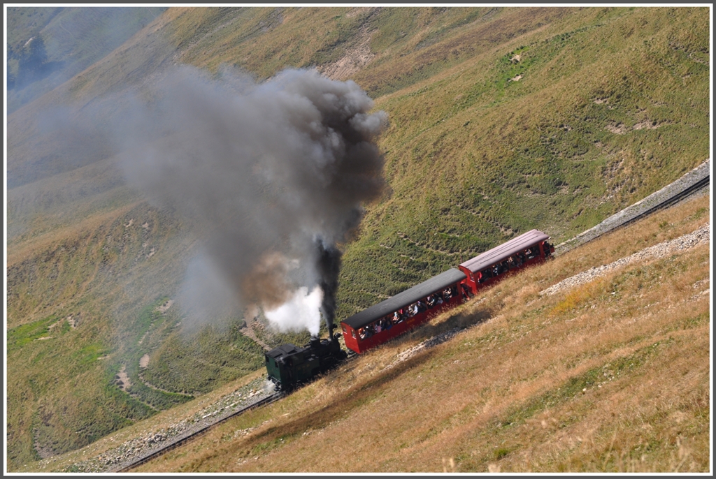 Lok 6 kmpft sich immer noch bergan. (01.10.2011)
