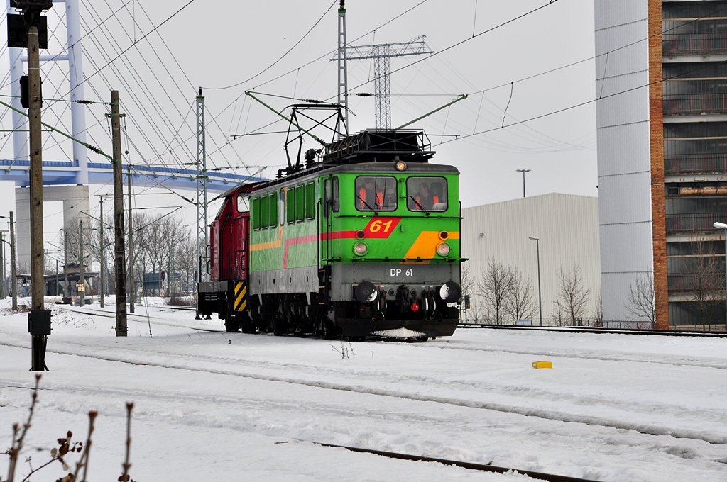 Lok 6 der PBSV hat an die wartende DP 61 im Bf Stralsund-Rgendamm angedockt am 22.02.2010