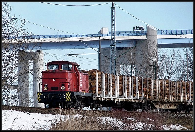 Lok 6 -PBSV- mit der ersten Wagengruppe auf dem Rgendamm. Stralsund am 28.02.10