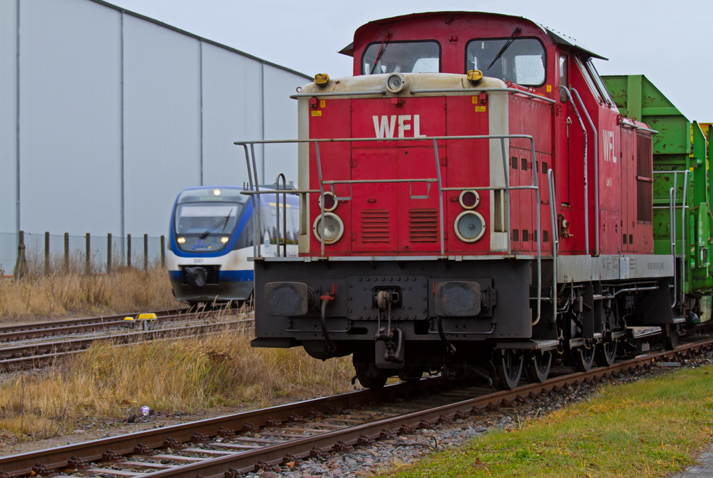 Lok 6 der WFL mit bereitgestellten Wagen zur Holzverladung. - 13.12.2011