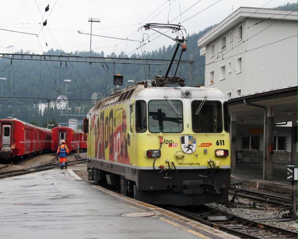 Lok 611 log in  hat den RE aus Chur gebracht und rangiert in St.Moritz.02.08.2010.