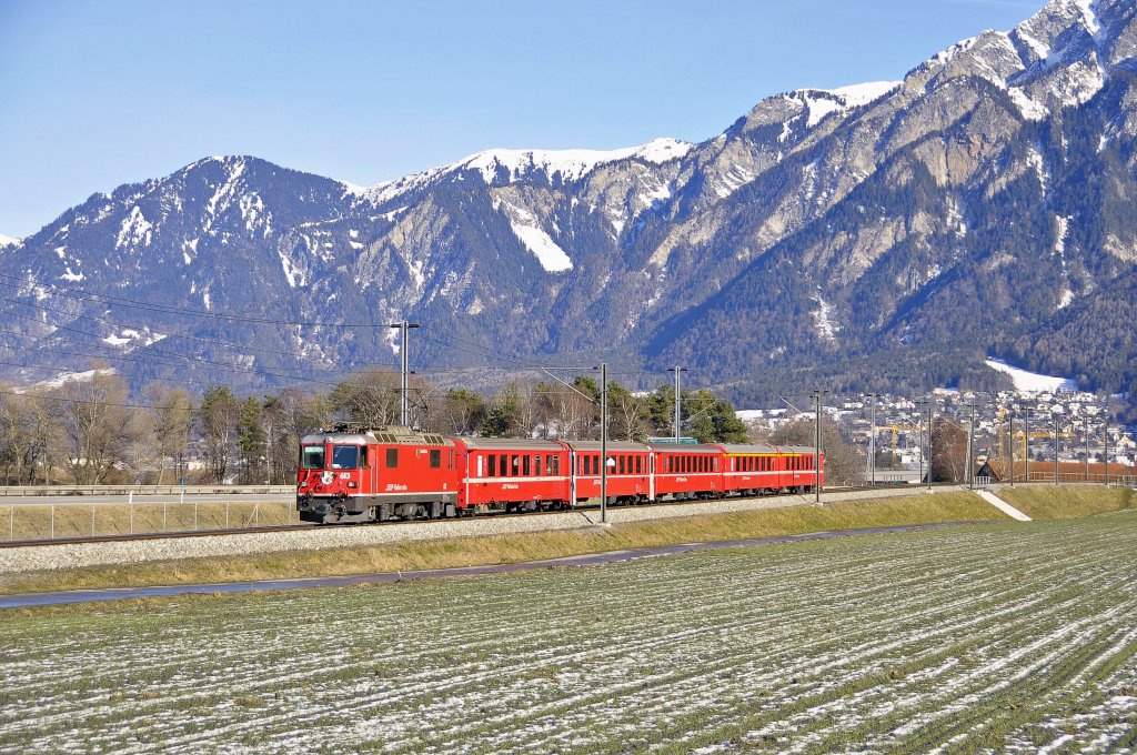 Lok 613 vom Typ GE 4'4 II der Rhtischen Bahn ist mit dem RE 1236 nach Disentis/Muster unterwegs.Aufgenommen bei strahlendem Sonnenschein bei Felsberg nhe Chur am 30.1.2013