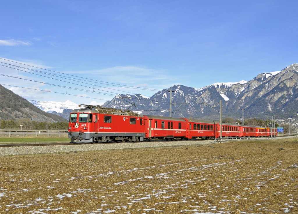 Lok 632 der RhB mit dem Namen``ZIZERS``vom Typ Re 4'4 II ist mit dem Regio-Express 1240 nach Disentis unterwegs.Das Bild wurde am 30.1.2013 bei Felsberg aufgenommen.