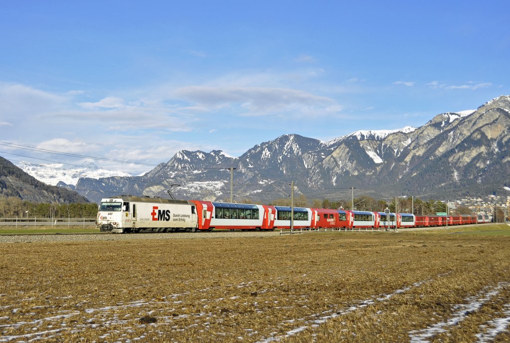 Lok 643 der RhB vom Typ Ge 4'4 III auf den Namen``Vals``getauft mit Werbung fr das Chemie Werk Ems unterwegs mit RE 1153 nach St.Moritz.Ich konnte diesen Zug bei Felsberg am 30.1.2013 aufnehmen.